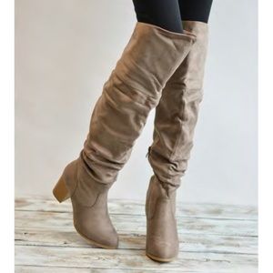 Classic over-the-knee ruched boot in BLACK.